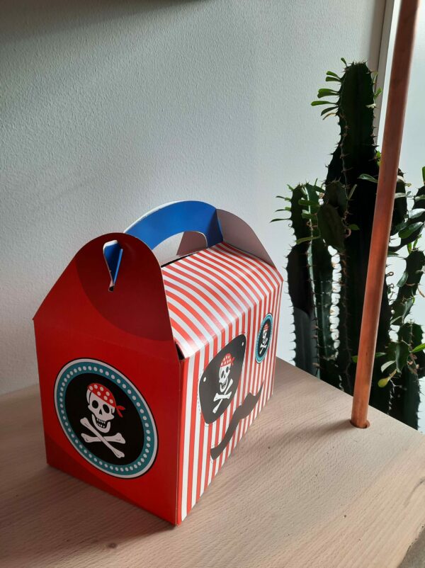 Vue de côté Vue de dessus du bon cadeau massage pirate pour garçon