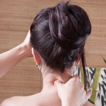 Frau wird am Rücken massiert image d'un massage au niveau du cou
