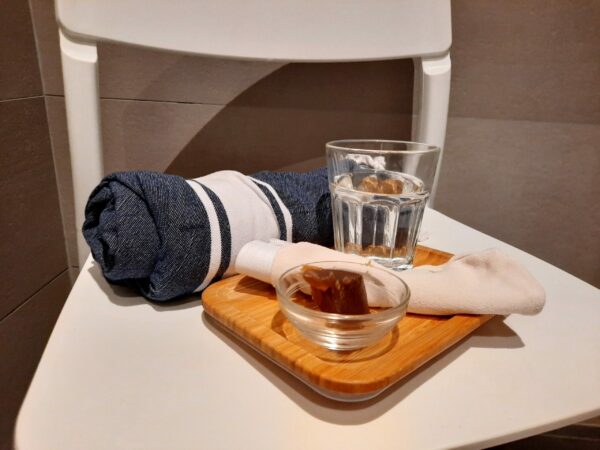 photographie zoomée sur le gant de kessa disponible pour le hammam et le savon noir